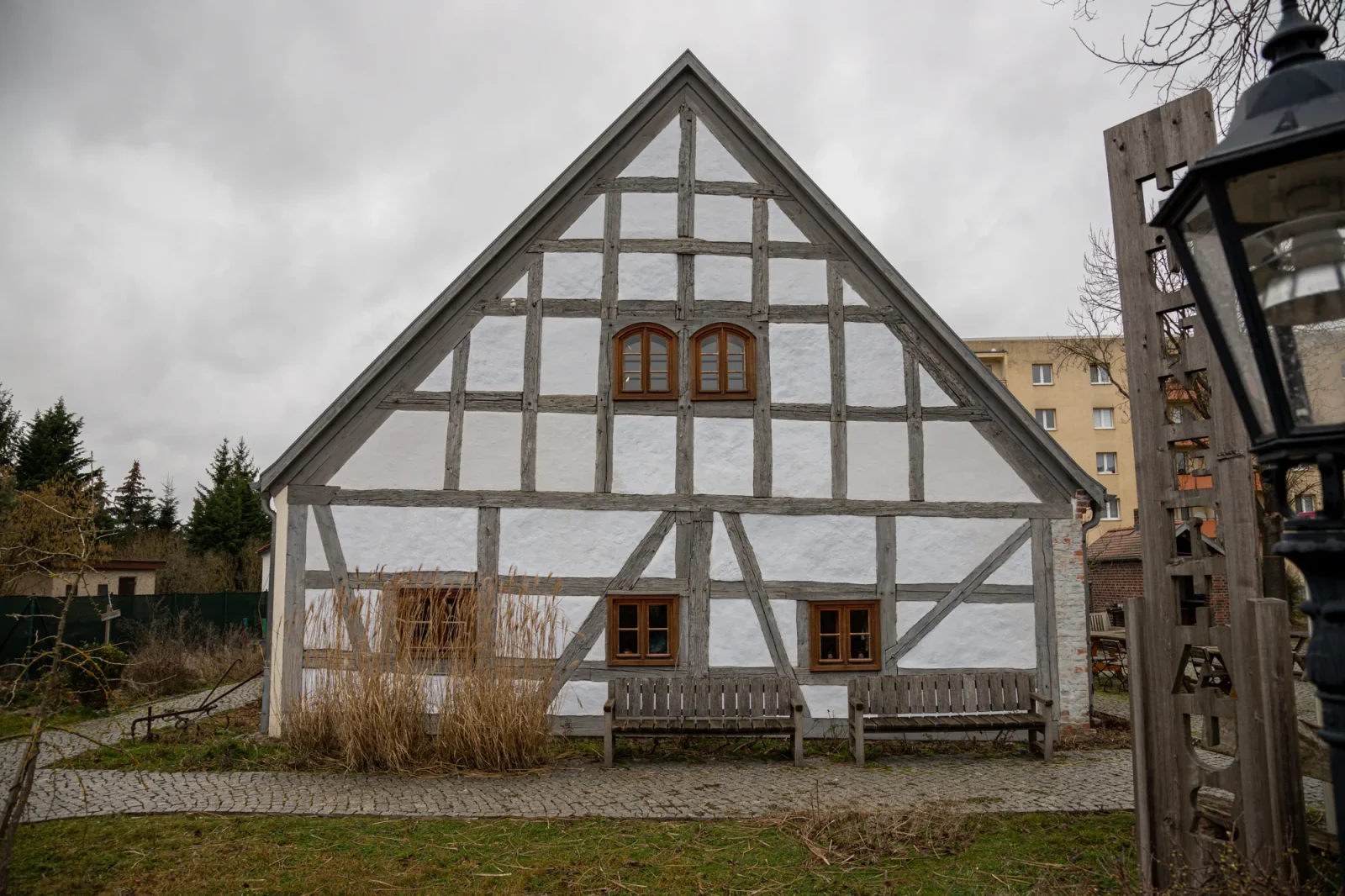 Weißes Fachwerkhaus des Bürgerzentrums Hüfnerhaus