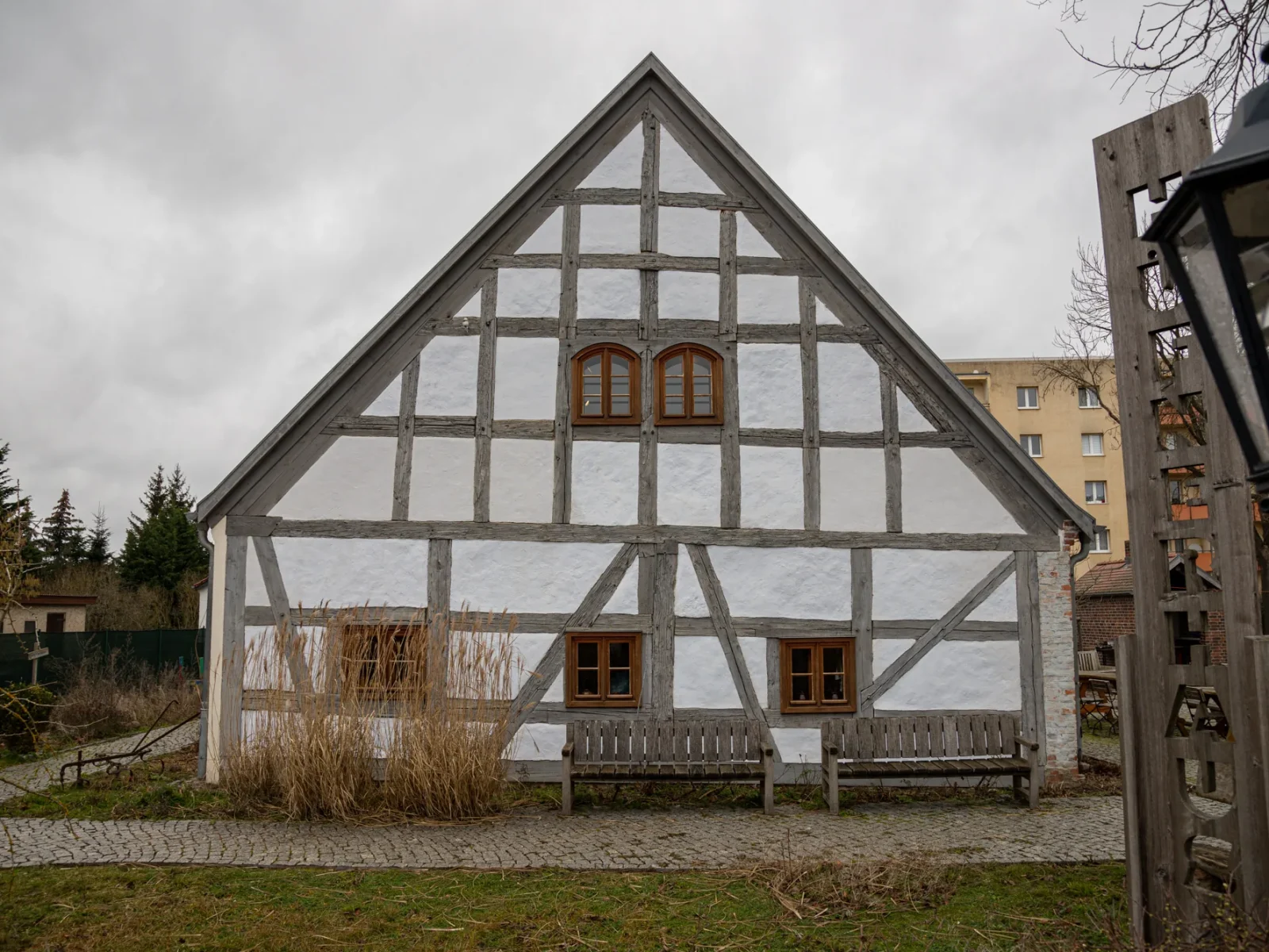 Das historische Fachwerkhaus des Bürgerzentrums Hüfnerhaus in Beeskow von außen
