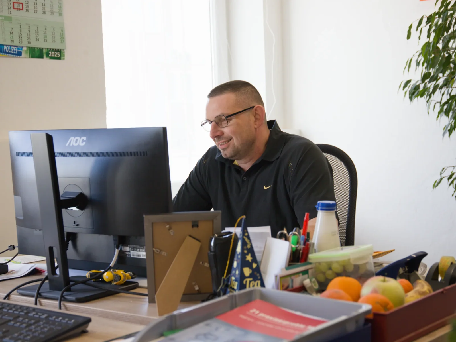 Ein Mitarbeiter arbeitet am Computer in einem Büro