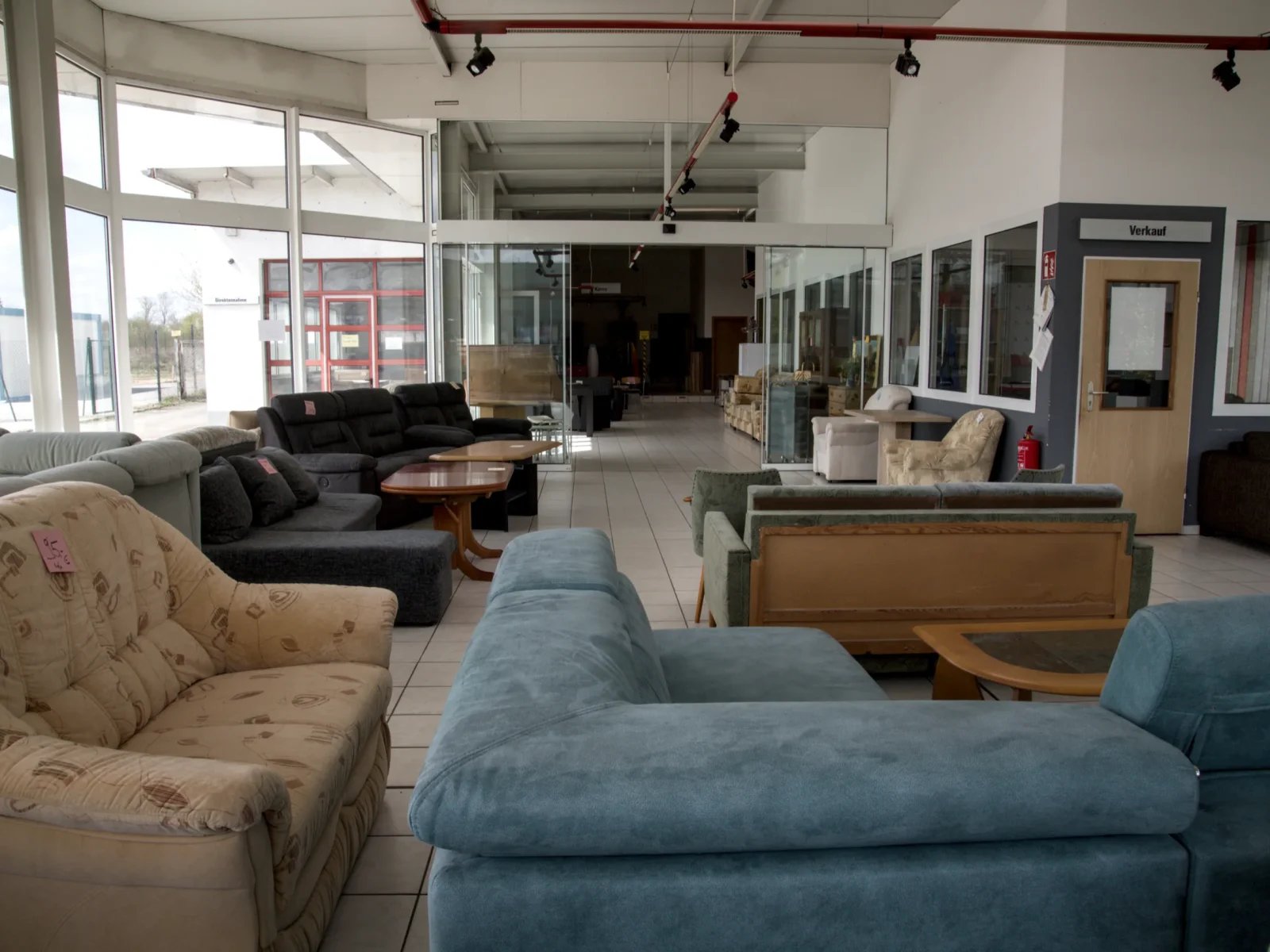 Gebrauchte Sofas und Sessel im Verkaufsraum der Möbelbörse